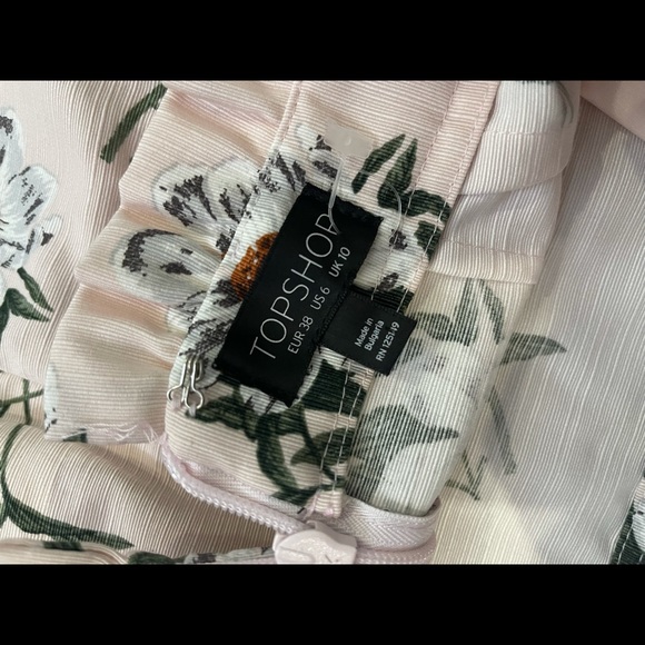 Pink flowery mini skirt - Picture 2 of 4